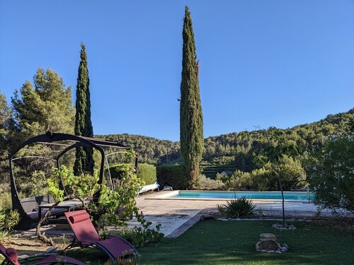 Provençal house between sea and vineyards