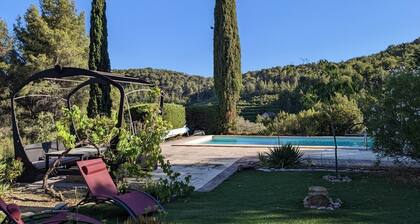 Provençal house between sea and vineyards