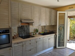 Fridge, microwave, oven, dishwasher - Provençal house between sea and vineyards (Le Beausset)