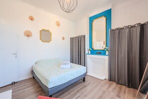1 habitación, escritorio, tabla de planchar con plancha y wifi 