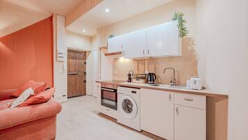 Réfrigérateur, micro-ondes, four, cafetiÚre/bouilloire