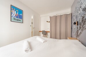 1 quarto, escrivaninha, ferros/tábuas de passar roupa, acesso à internet