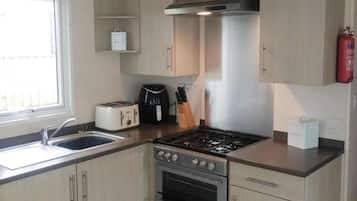 Cabin | Private kitchen | Fridge, microwave, oven, stovetop