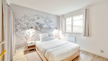 1 habitación, escritorio, tabla de planchar con plancha y internet