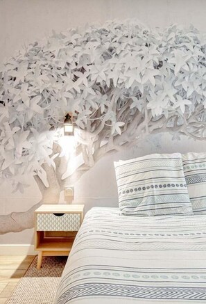 1 habitación, escritorio, tabla de planchar con plancha y internet