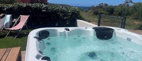 Outdoor spa tub