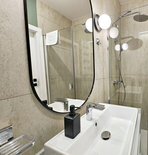 Departamento Confort | Baño | Regadera, secadora de cabello, toallas 