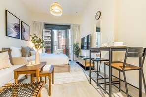 Safe på rommet, strykejern/-brett, wi-fi (inkludert) og sengetøy