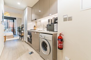 Geladeira, micro-ondas, fogão, cooktop