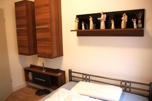 1 bedroom, free WiFi, bed sheets - FEWO am Georgengarten, within walking distance of the Bauhaus, Meisterhäuser, Georgengalerie (Unknown)