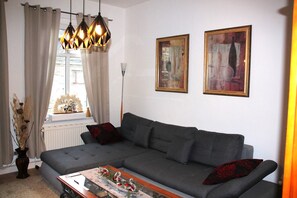 Smart TV - FEWO am Georgengarten, within walking distance of the Bauhaus, Meisterhäuser, Georgengalerie (Unknown)