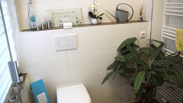 Haartrockner, Handtücher, Toilettenpapier