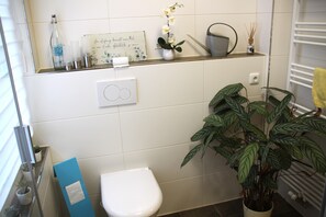 Hair dryer, towels, toilet paper - FEWO am Georgengarten, within walking distance of the Bauhaus, Meisterhäuser, Georgengalerie (Unknown)