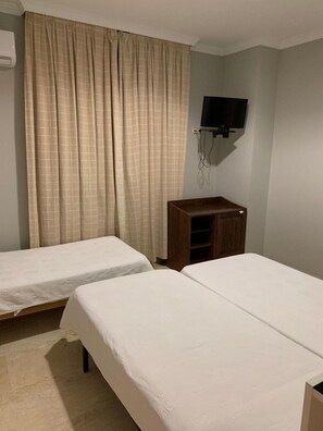 Classic Triple Room | Free WiFi - HOTEL RESTAURANTE ATALAYA (Fuentiduena de Tajo)