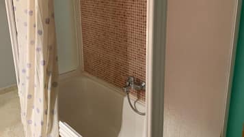 Habitación clásica con 2 camas individuales | Baño