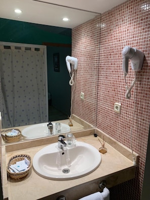 Classic Twin Room | Bathroom