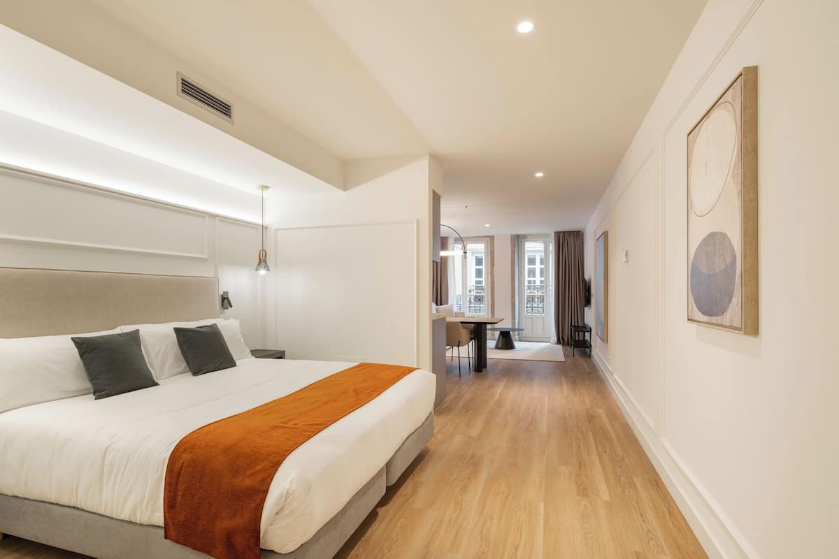 Apartamento Calle Real (con baño adaptado) | 1 slaapkamer, een kluis op de kamer, een strijkplank/strijkijzer