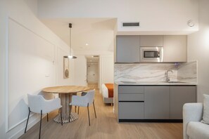 Apartamento Ejecutivo | Cucina privata | Frigorifero, microonde, piano cottura, macchina per tè/caffè