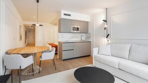 A modern apartment with a dining area, kitchen, and living room. - Marina 30 (A Coruña)