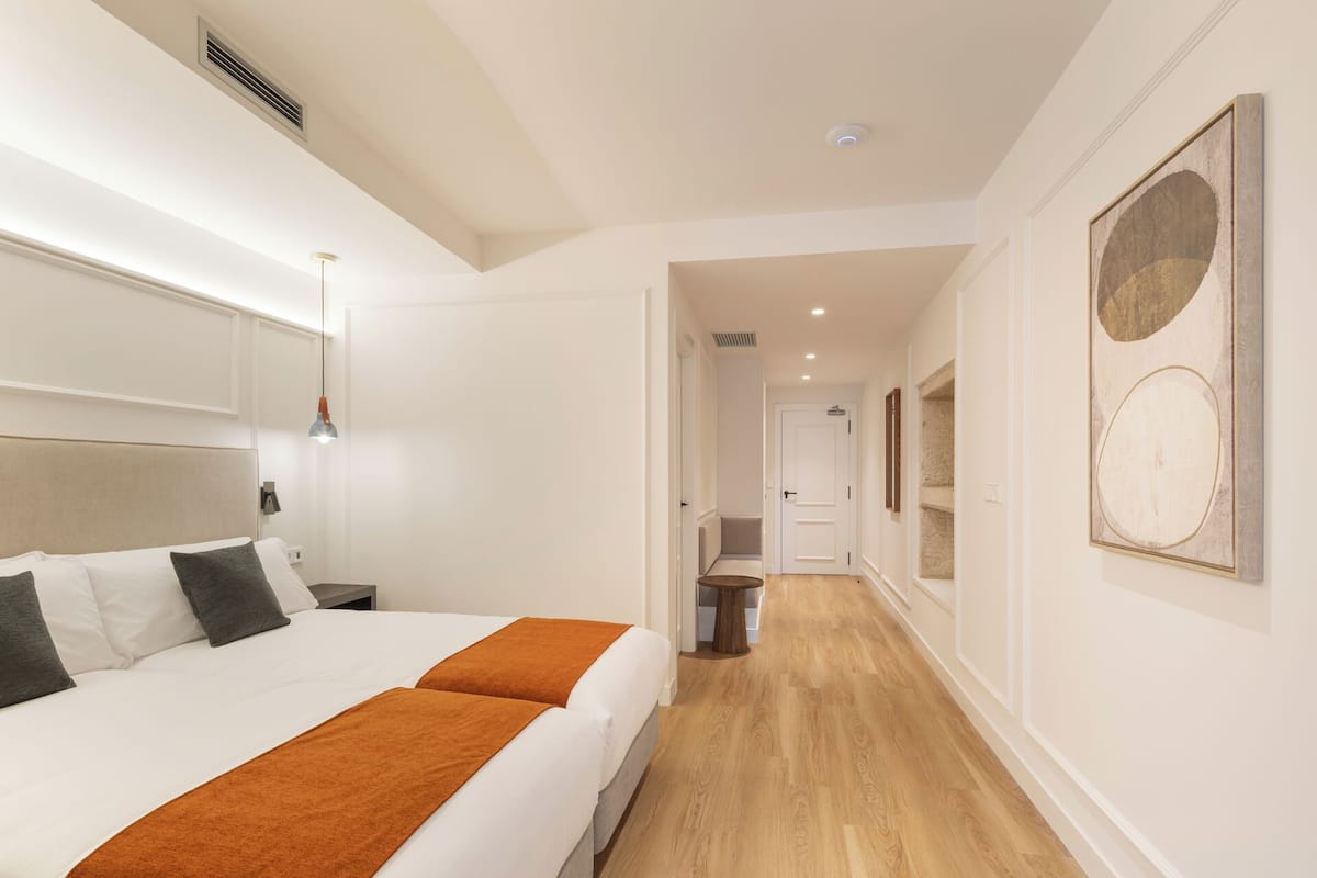 Apartamento Galería | 1 slaapkamer, een kluis op de kamer, een strijkplank/strijkijzer