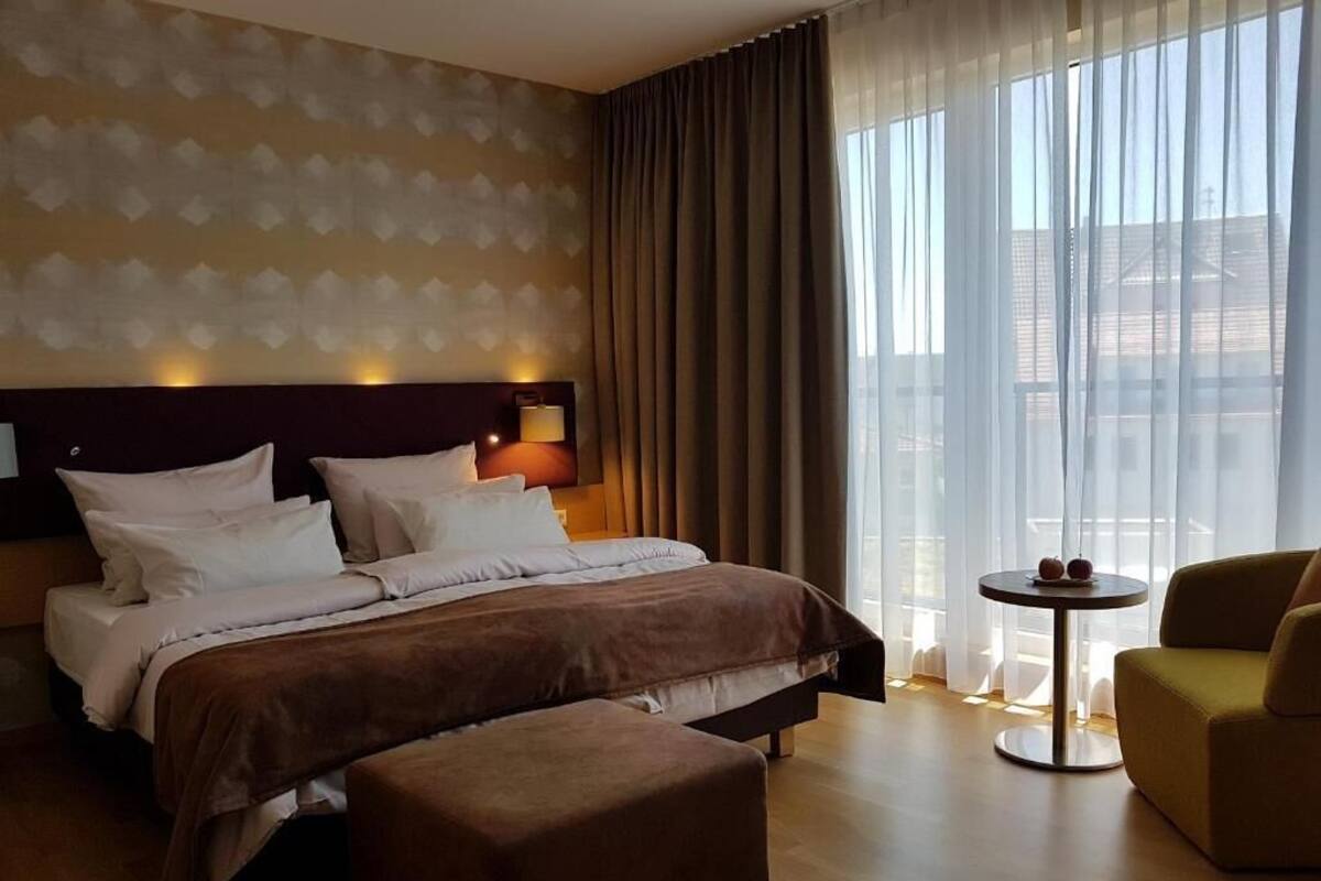 Double Room, Non Smoking | In-room safe, desk, laptop workspace, blackout drapes