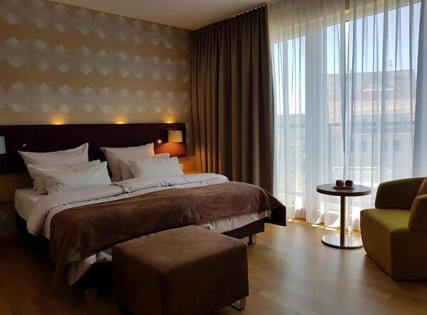 Double Room, Non Smoking | In-room safe, desk, laptop workspace, blackout drapes