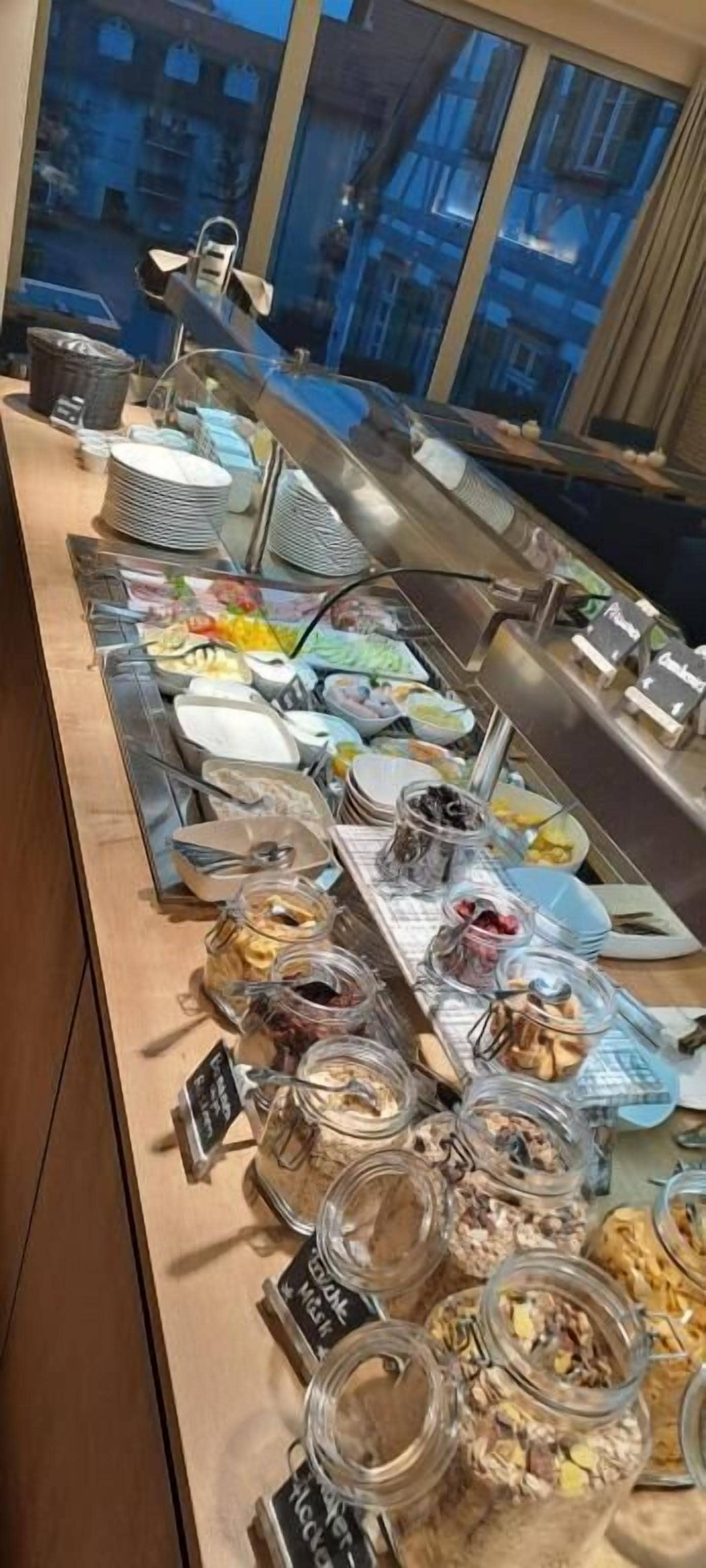 Se sirven almuerzos, cenas y cocina internacional 