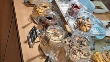 Lunch and dinner served, international cuisine