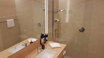 Dusche, kostenlose Toilettenartikel, Haartrockner, HandtĂŒcher