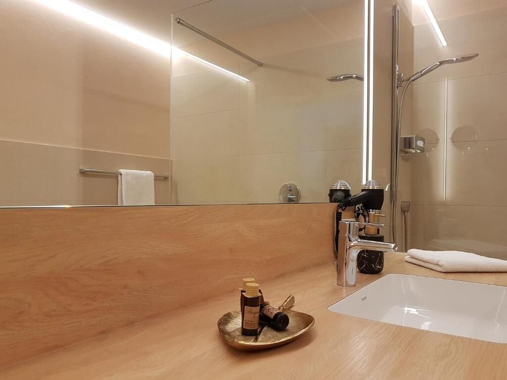 Ducha, artículos de higiene personal gratuitos y secador de pelo