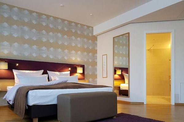 Safe på rommet, skrivebord og skrivebord for bærbar PC