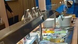 A buffet setup with various food items and a bowl of fruit. - Restaurant & Hotel Einhorn (Oppenweiler)