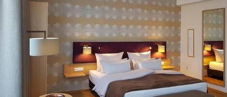 Svit Superior - balkong - utsikt mot staden | Värdeförvaringsskåp på rummet, skrivbord och arbetsyta för laptop