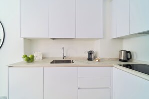 Fridge, microwave, oven, dishwasher - Tranquil Apartment in Central Málaga with Terrace, AC & Fast WiFi (Málaga)