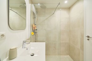 Dusche, Haartrockner, Handtücher, Seife