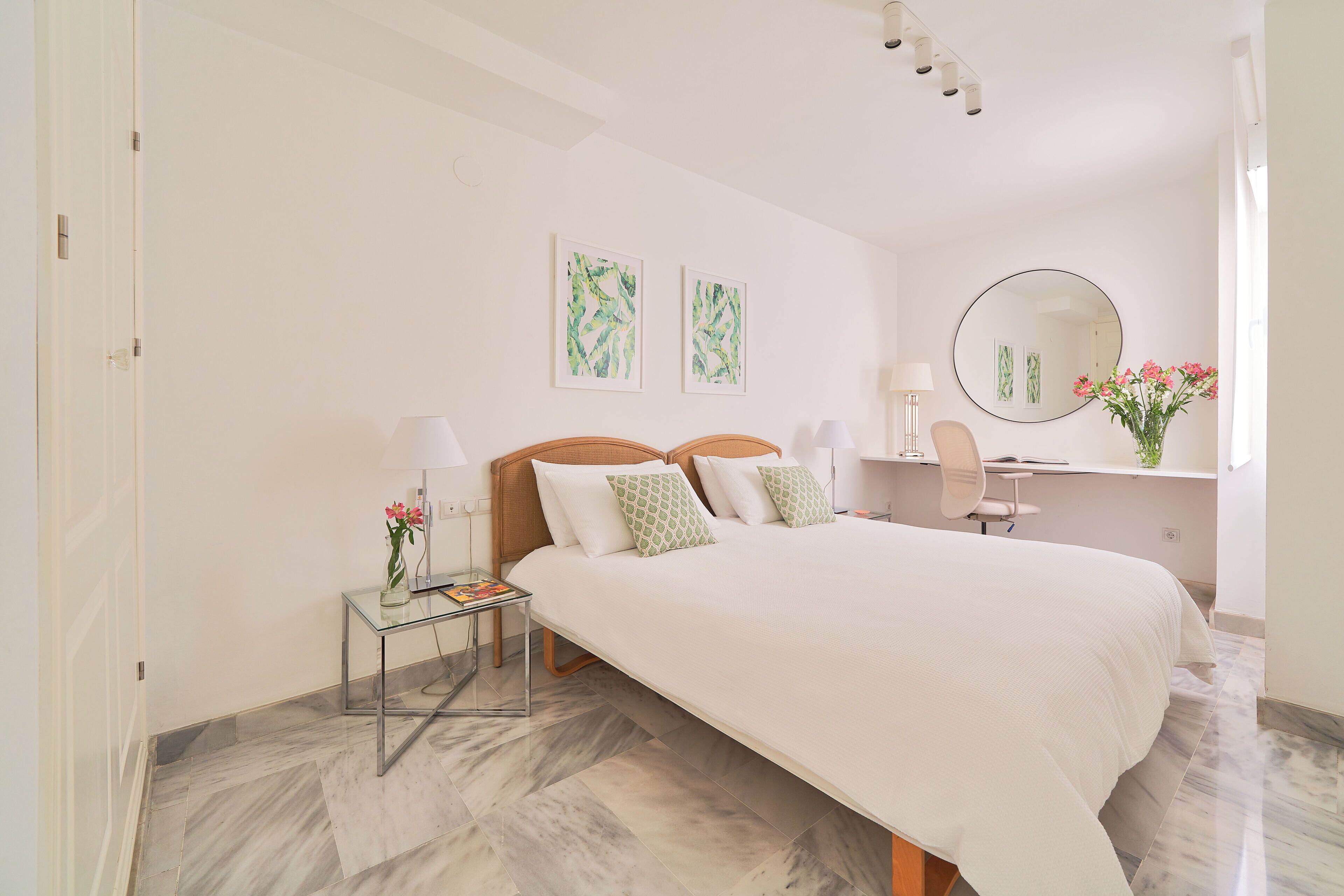 2 Schlafzimmer, Schreibtisch, Bügeleisen/Bügelbrett, Reisekinderbett