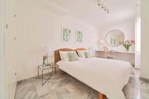 2 bedrooms, desk, iron/ironing board, travel cot - Tranquil Apartment in Central Málaga with Terrace, AC & Fast WiFi (Málaga)