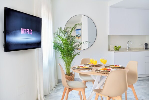 Dining - Tranquil Apartment in Central Málaga with Terrace, AC & Fast WiFi (Málaga)