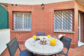 Outdoor dining - Tranquil Apartment in Central Málaga with Terrace, AC & Fast WiFi (Málaga)