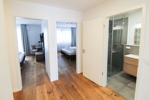 3 chambres, coffres-forts dans les chambres, lit parapluie