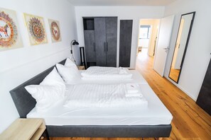 3 chambres, coffres-forts dans les chambres, lit parapluie
