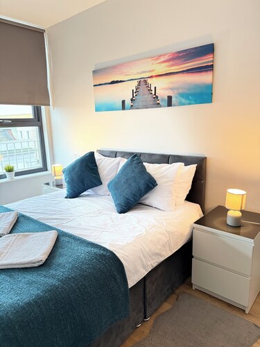 Deluxe apartment with WiFi in heart of Northampton Market Square