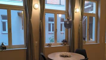 Studio, 1 Bedroom, Smoking, Patio | Dining room