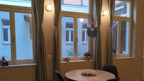 Estudio, 1 habitación, para fumadores, patio | Comedor