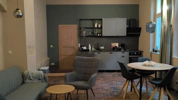 Studio, 1 Bedroom, Smoking, Patio | Living room