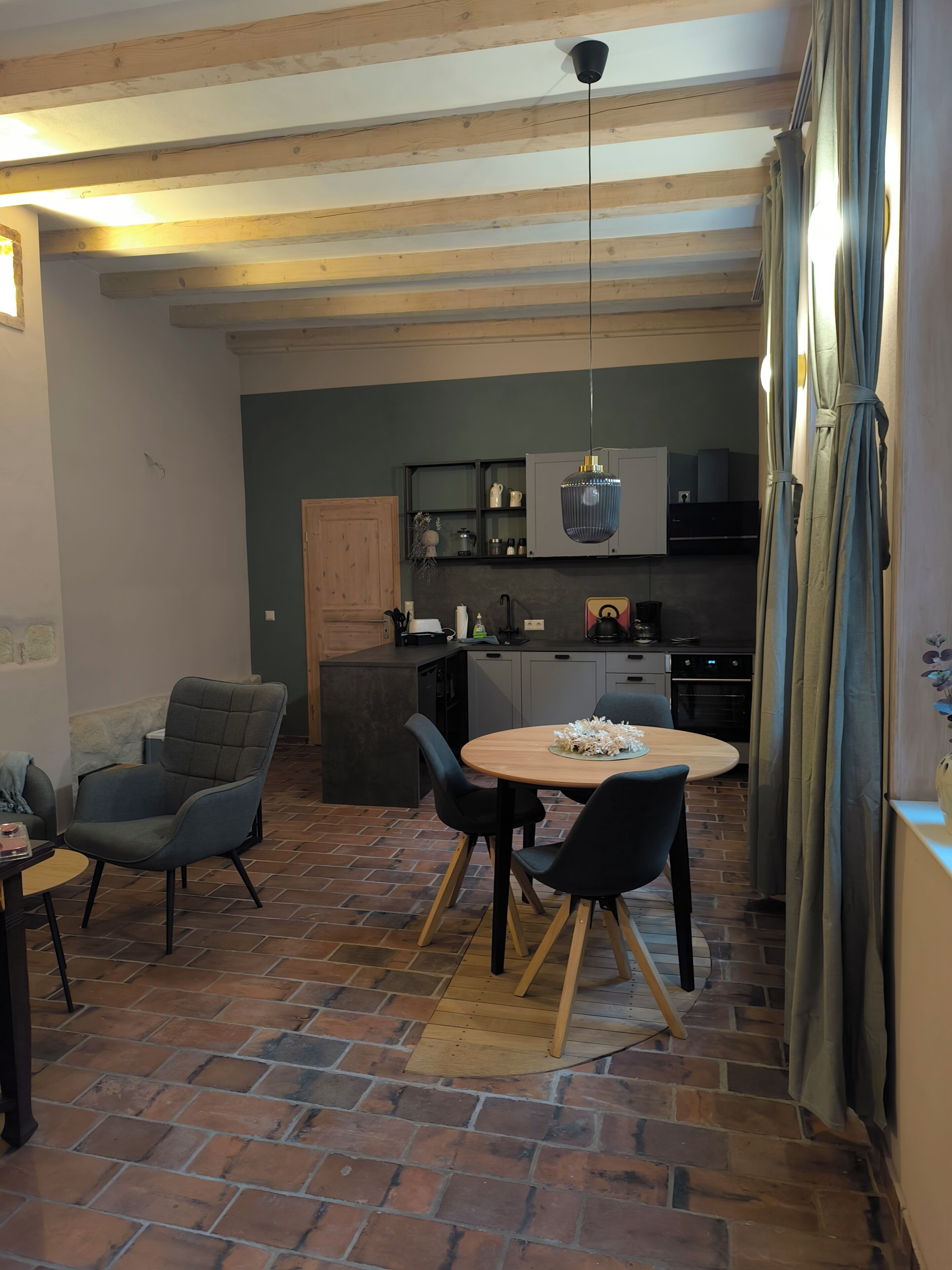 Studio, 1 Bedroom, Smoking, Patio | Living room