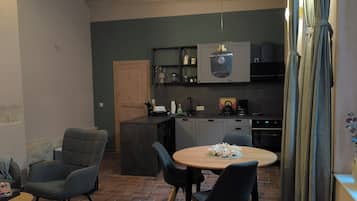Studio, 1 Bedroom, Smoking, Patio | Living room