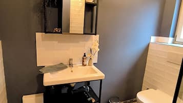 Studio, 1 Bedroom, Smoking, Patio | Bathroom