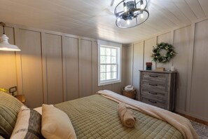 1 bedroom, bed sheets - Rusty Ridge – A Cozy Cottage Retreat in the Woods (Buena Vista)