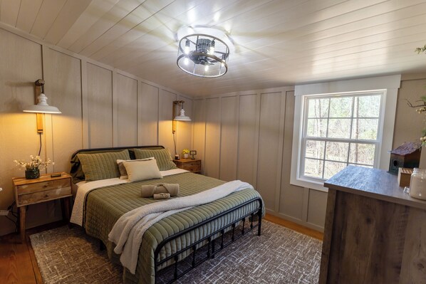 1 bedroom, bed sheets